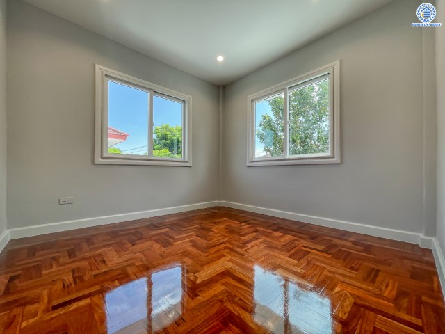 บ้านมือสองตกแต่งใหม่ คุณภาพแบรนด์ LH ม.ชลลดา บางบัวทอง เนื้อที่ 76 ตร.ว. ตกแต่งหรูหรา ฟังก์ชันจัดเต็ม 3 ห้องนอน 2 ห้องน้ำ จอดรถได้ 2 คัน พร้อม Facilities ครบ! บนทำเลคุณภาพ เชื่อมต่อได้หลายเส้นทาง ใกล้เซ็นทรัลเวสต์เกต และรถไฟฟ้า "สถานีบางพลู"